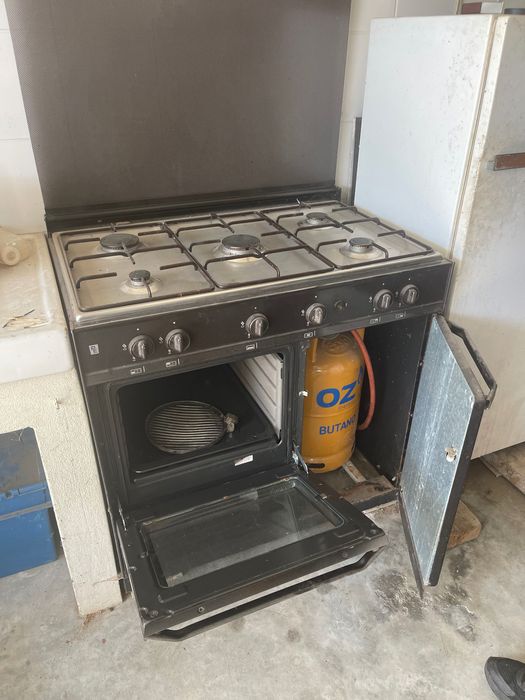 Fogão com 5 bocas e forno