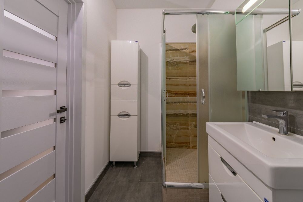 Посуточно 2к в новом доме ул.Драгомирова 2а (ЖК"Новопечерский Двор")