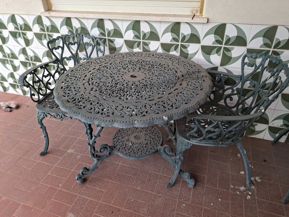 Mesa e Cadeiras de Jardim