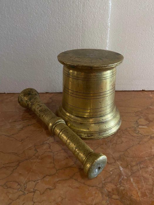 Grande almofariz em bronze Sec. XVII / XVIII