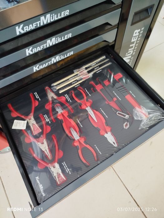 Carrinho ferramentas 7 gavetas cheias e armário marca Kraftmuller