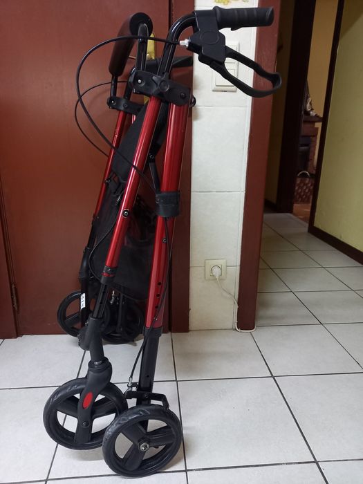 Andarilho em alumínio com rodas e travões