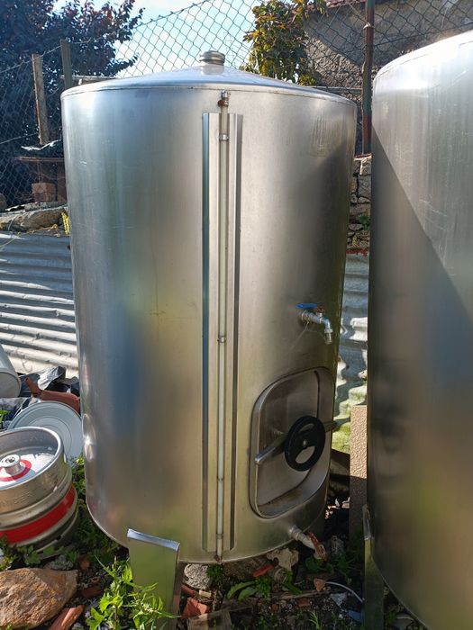 Cubas em inox para armazenamento de vinho, 750 e 1000 litros
750 litrros180€
1000 litros 200€
