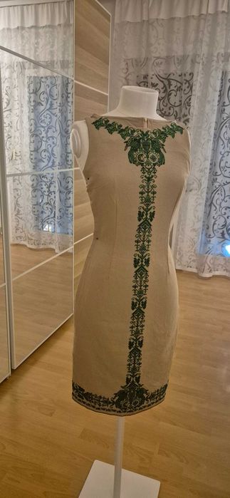 Сукня з вишивкою