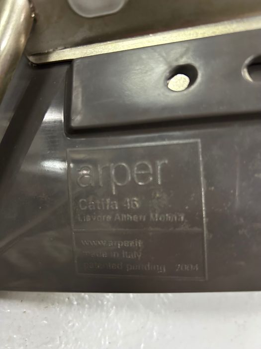 5 Cadeiras de design Arper em prolipropilene, branco e castanho