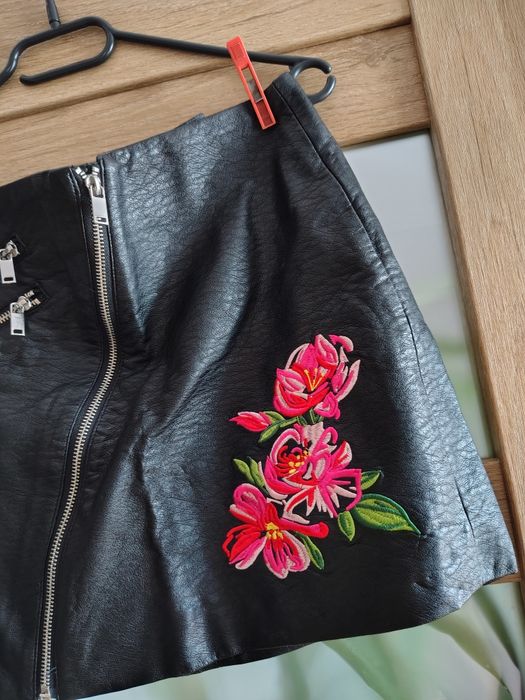 Spódniczka mini S spódniczka z haftem wiskoza ekoskóra H&M