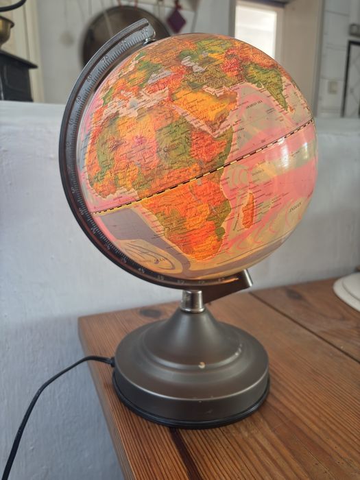 Candeeiro em forma de globo terrestre com 3 níveis de iluminação e sensor touch