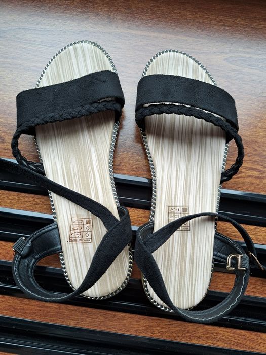 Sandálias rasas pretas