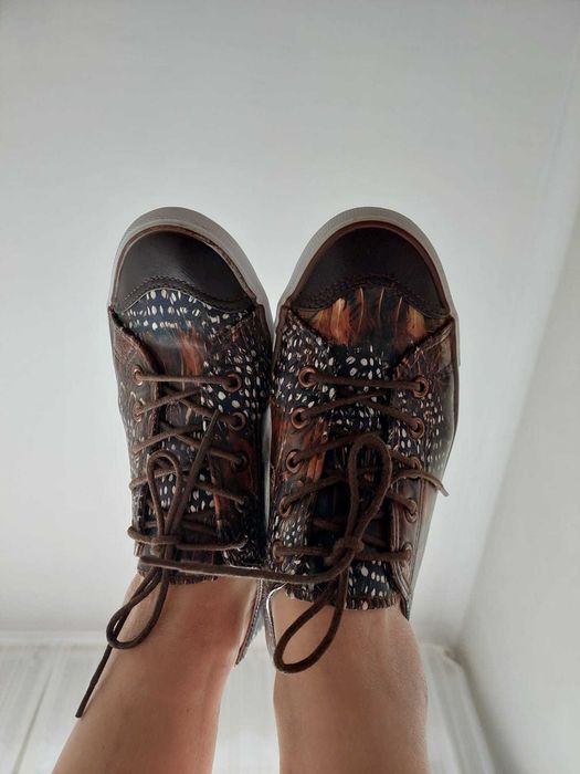 Sapatilhas estampadas - motivo penas