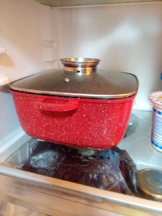 Набір кастрюль з антипригарним покриттям.