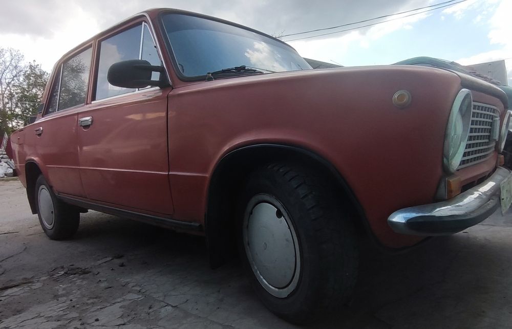 ВАЗ-2101 «Жигулі» це культовий радянський задньопривідний автомобіль малого класу, що випускався на Волзькому автомобільному заводі з 1970 по 1988 рік