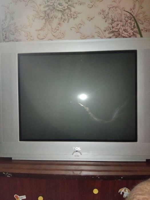 Продам телевизор TCL.