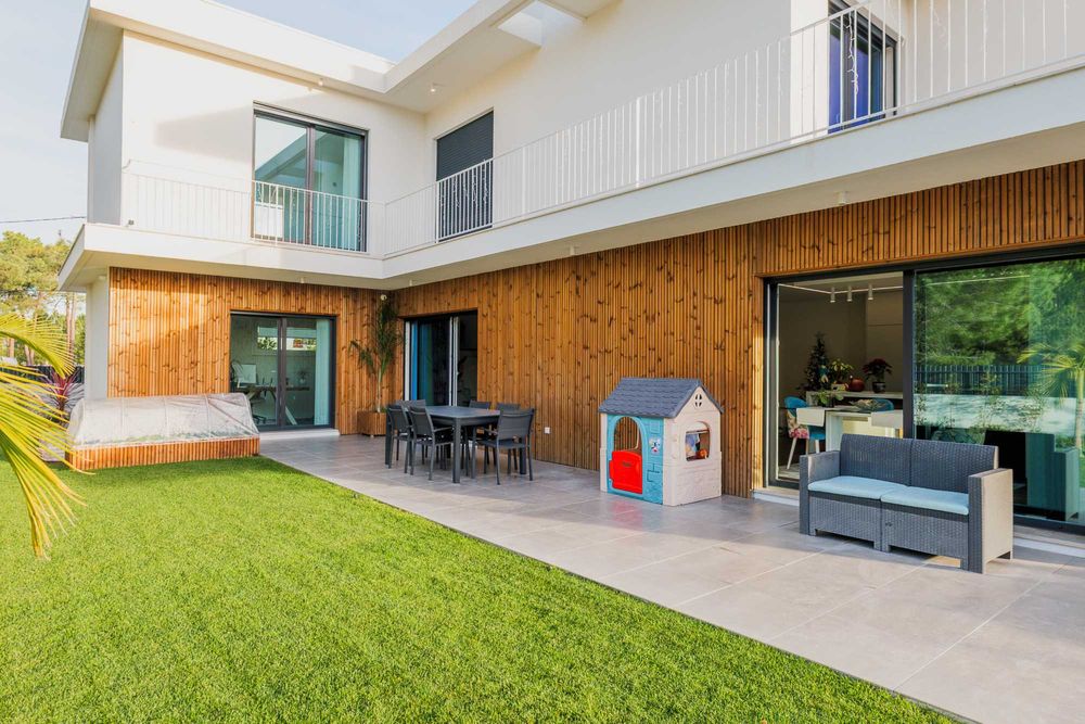 Elegância e Conforto em Azeitão — Moradia T4 Vista Desafogada