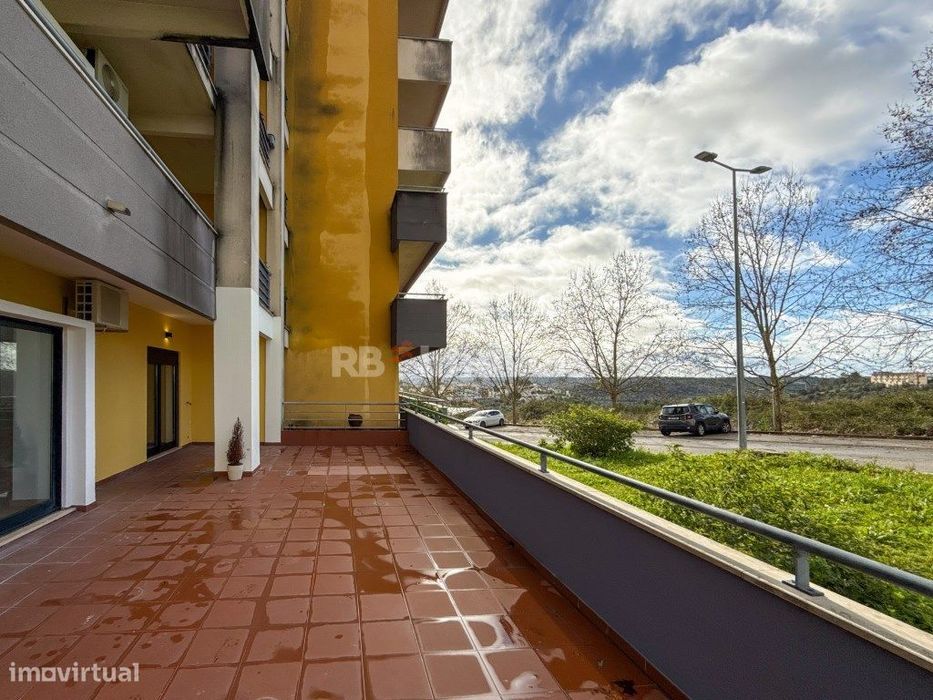 Apartamento T2 c/ Terraço, Parqueamento e Elevador - em Abrantes
