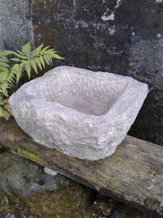 Pia de jardim em pedra