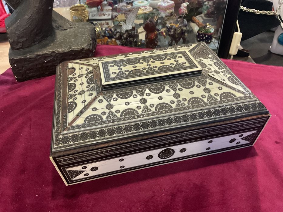 Caixa indiana sândalo toda trabalhada ,26x19x10 cm ,