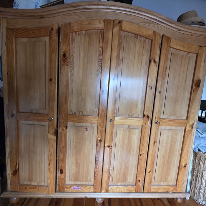 Duża drewniana szafa