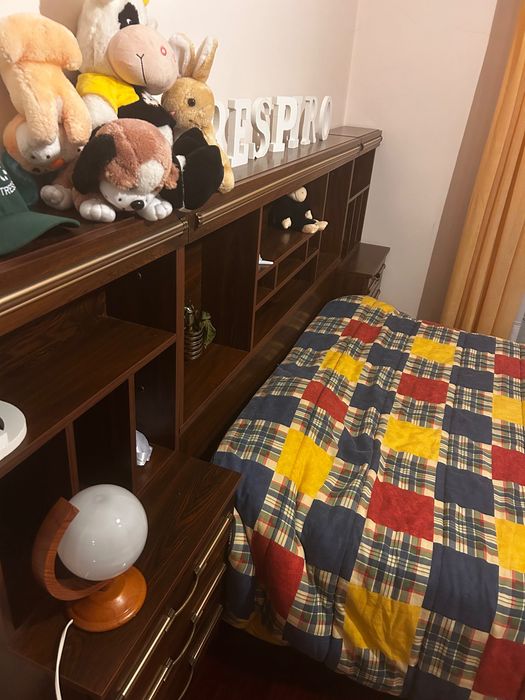 Cama em madeira lacrada