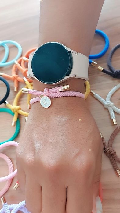 Pulseiras com iniciais.