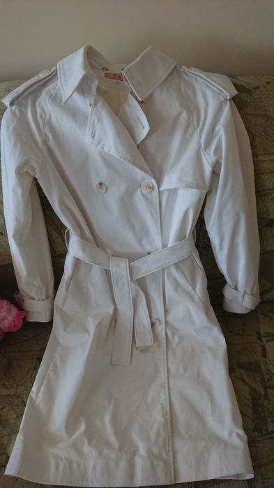Гарний новий білий тренч.