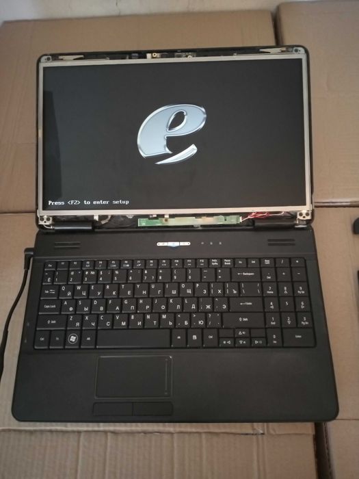 Ноутбук eMachines E525. Під ремонт або на запчастини.
