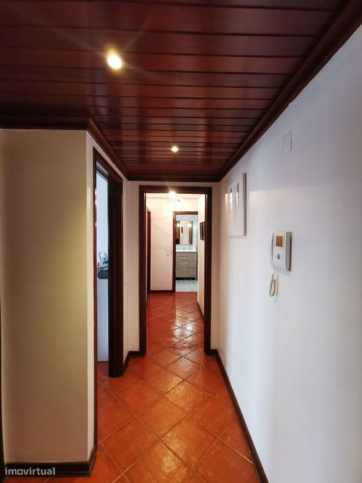 T2 pronto a habitar, com arrecadação, elevador, lareira e ar condic.