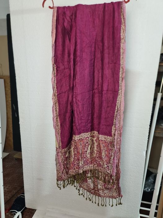 Echarpe dupla face beje e rosa estilo hippie