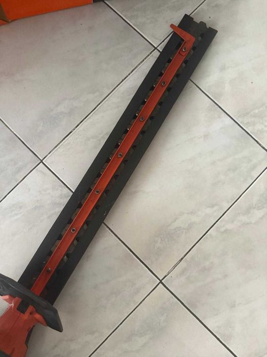 Corta-sebes Black+Decker 650W – Lâmina 60 cm – Como Novo