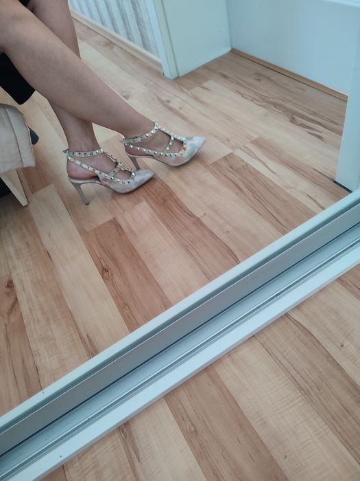 Szpilki Carinii sandały 36 ćwieki złote nude skóra naturalna skórzane