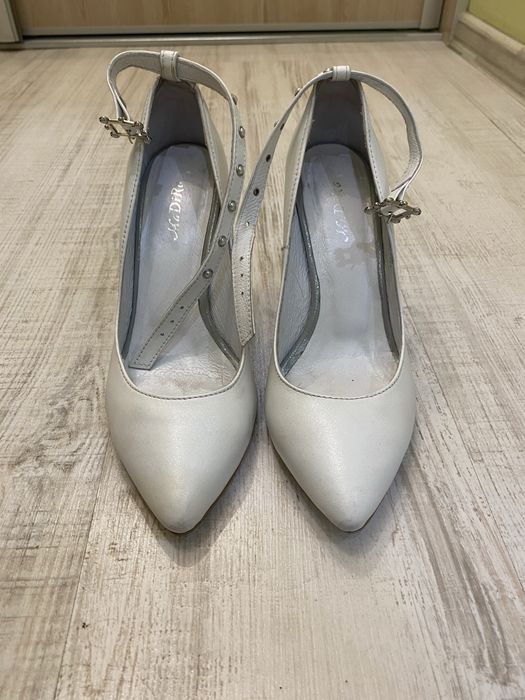 Шкіряні туфлі на каблуку білі