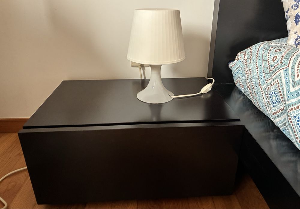 Conjunto de móveis de quarto em madeira maciça de cor castanha escura