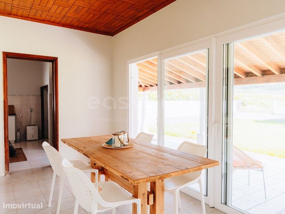 Moradia T4 com garagem nos Mosteiros.