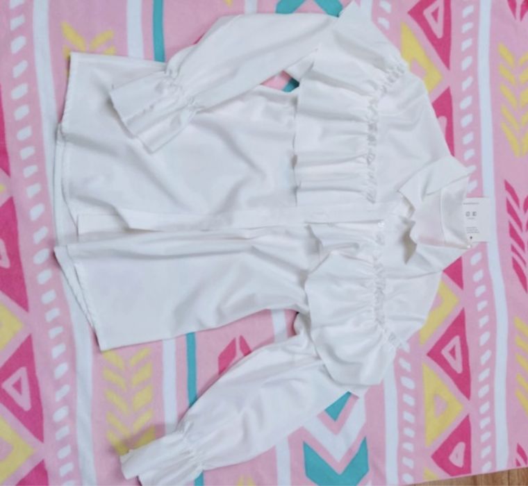 Elegancka śmietanowa bluzka z falbaną rozm. Uni