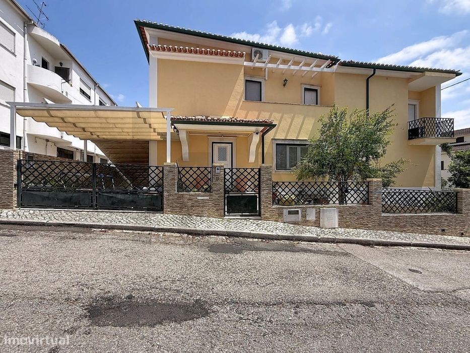 Moradia T3 com Jardim e Estacionamento e Excelente Luminosidade | Alto