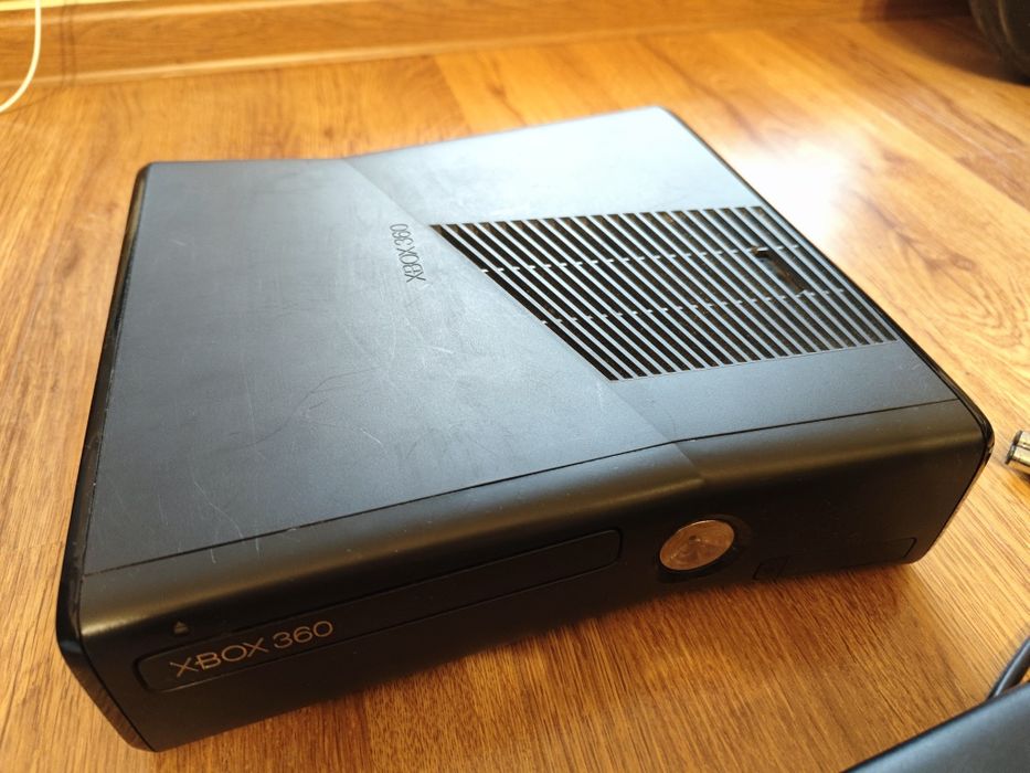 Xbox 360 250gb plus pad