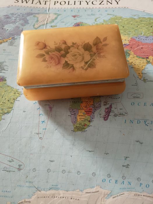 Piękna szkatułka z alabastru wlochy