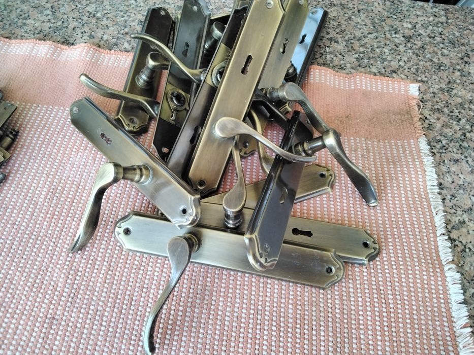 Puxadores fechaduras dobradiças