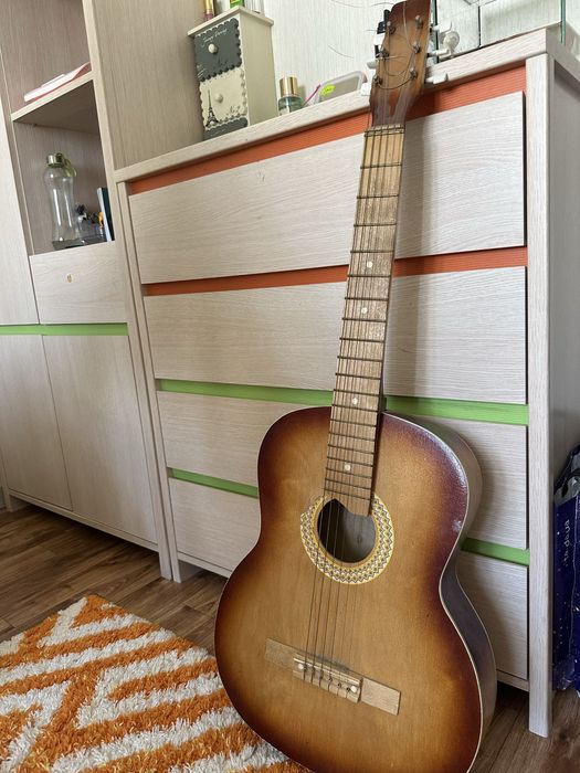 Продам гитару 6 струн.