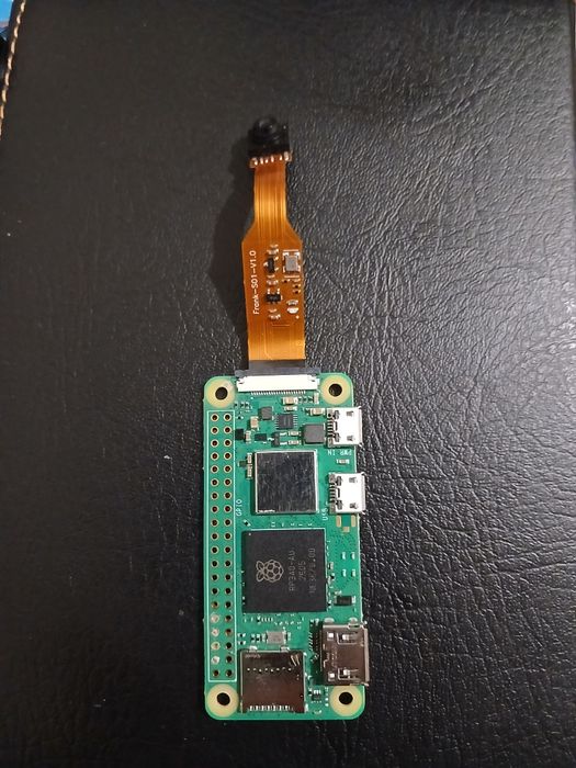 Продам мініатюрний одноплатний комп'ютер Raspberry Pi Zero 2 W із підключеною через шлейф міні-камерою
