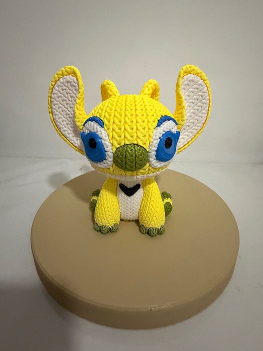 Figura 3D Inspirada no Stitch – Efeito Croché Amarelo