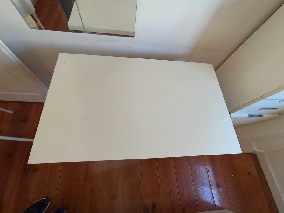 Vendo  secretária , toda branca a bom preço, peço 20€ negociável