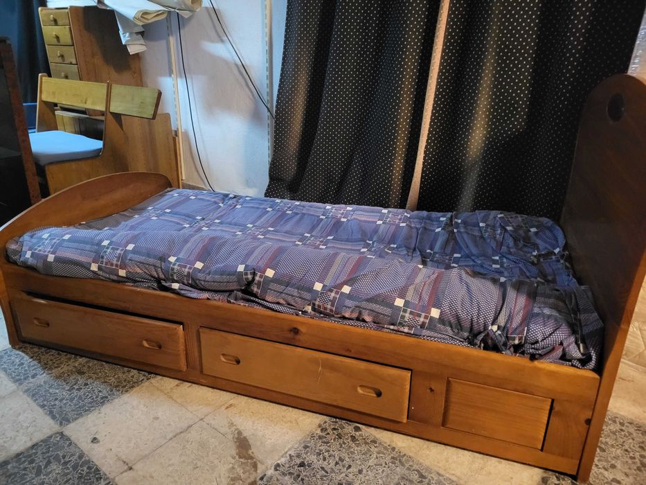 Cama individual em madeira macissa