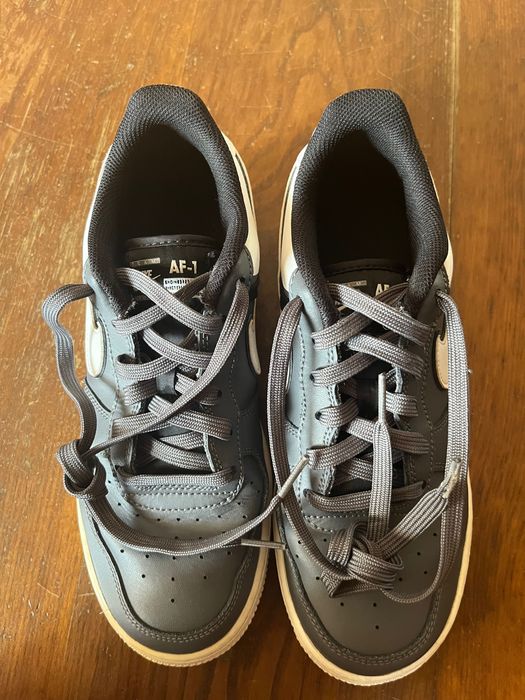 Nike Air Force 1 LV8 cinza escuro