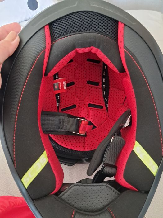 Capacete semi novo