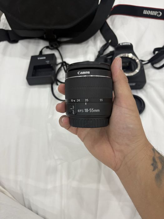 Canon EOS 2000D + 18-55mm — Como Nova