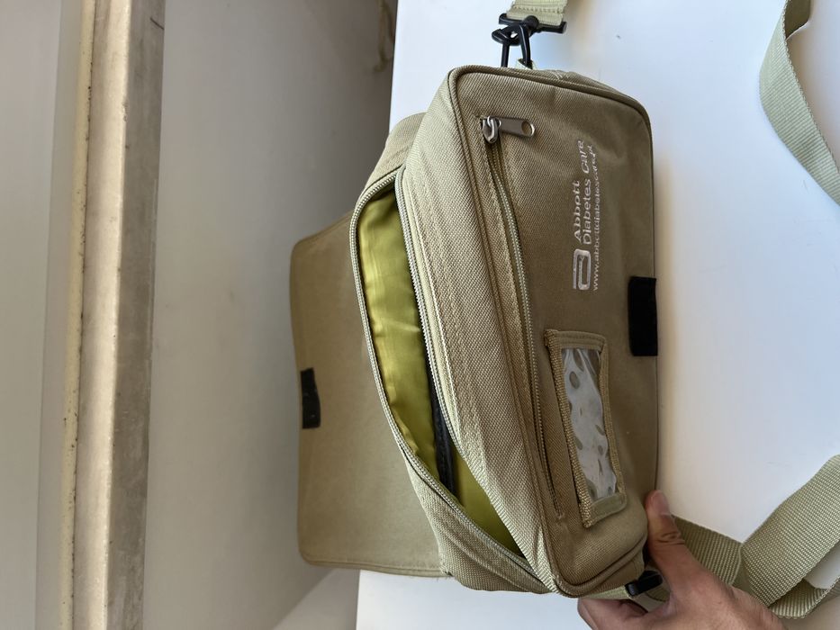 Mala ideal para transportar tablet ou pequenas consolas de jogo