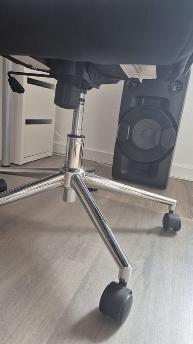 Cadeira escritório praticamente nova