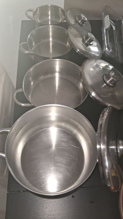 Vendo conjunto de 4 panelas em inox, com fundo triplo em ótimo estado. Serve somente para fogão a gás!