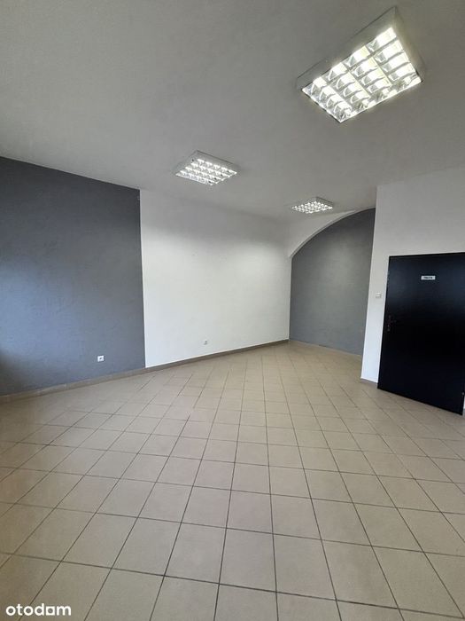 Lokal 51 m2, parter, bez czynszu, 2 miejsca parkingowe — Śródmieście