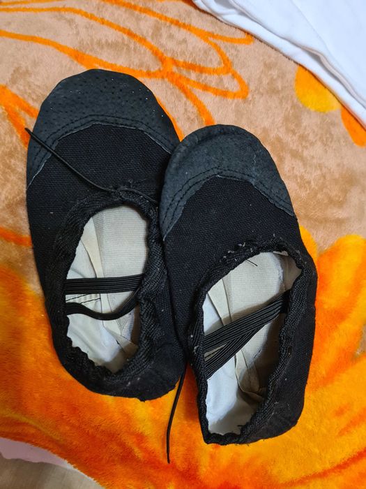 Чешки черные тканевые, кожанная стелька и кожанный носок